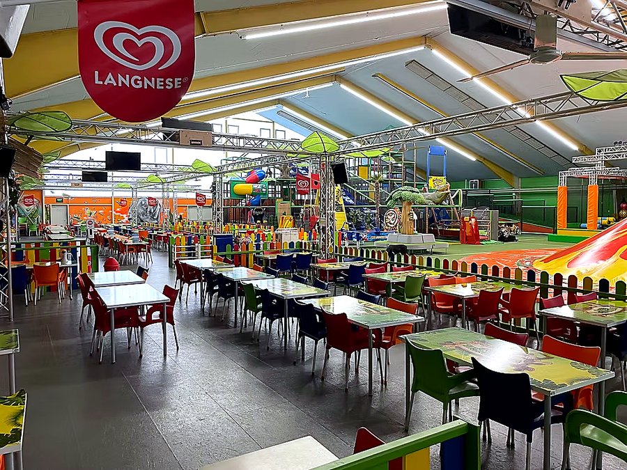 Der Gastronomiebereich im Dschungel-Camp Bürstadt mit Sitzplätzen direkt am Spielbereich