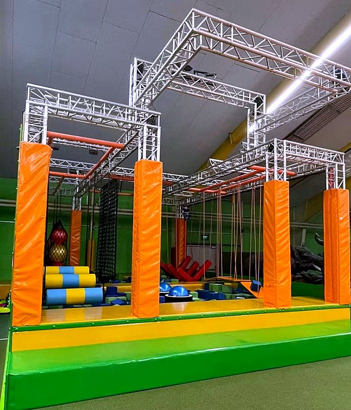 Der Ninja-Warrior-Parcours mit Hindernissen und Turnringen